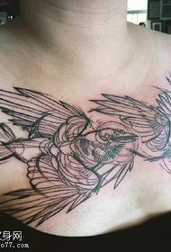 patrón de tatuaje de pájaro tatuado en el pecho