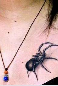 model i tatuazhit të merimangave të gjoksit bukuroshe