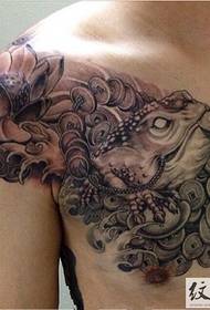 pattern sa lalaki nga laki nga bulawan nga tattoo sa paris