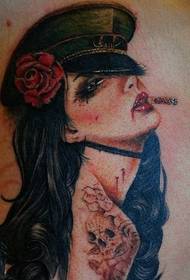 henkilökohtainen seksikäs tupakointi kauneus rinnassa tatuointi kuvio kuva