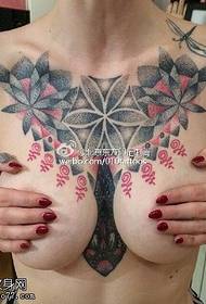 გულმკერდის tattooed ნიმუში