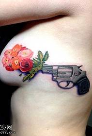Mimi sul modello di tatuaggio della pistola