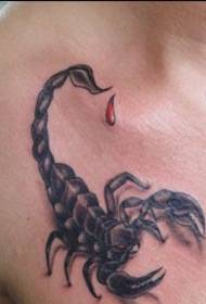 klasický pánsky model na tetovanie na hrudi škorpión Daquan