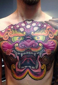 Patrón de tatuaxe de león de cor do peito
