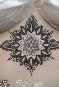 piękny wzór waniliowy tatuaż na piersi