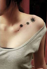 tatuaggio a stella a cinque punte fortunato petto ragazza
