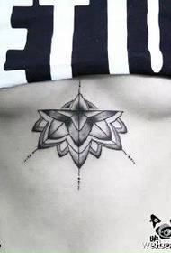 disegno del tatuaggio del loto sotto il petto
