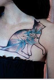 foto creativa del modello del tatuaggio del petto di gatto di bambù