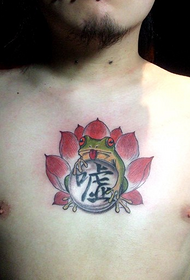 lična tetovaža lotosa muške grudi žaba