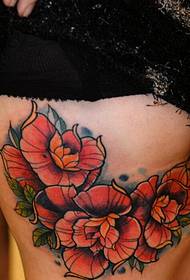 moteriškos krūtinės pusės gražus gėlių tatuiruotės modelis