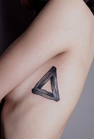 Tatuaggio triangolo creativo sul petto