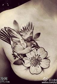 胸前的鸟儿花朵纹身图案