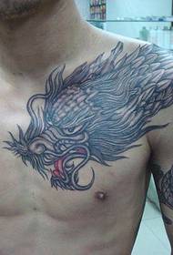 la poitrine des hommes sur le tatouage de dragon d'épaule