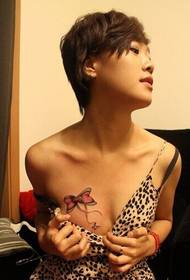 tattoo ya kifua kizuri cha kudanganya