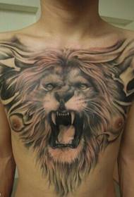 opere di tatuaggio del leone prepotente al petto