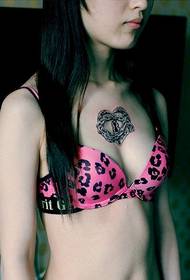 tjejer bröst älskar tatuering tatuering
