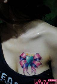 foto e pastër e tatuazheve në gjoksin e freskët të luleve