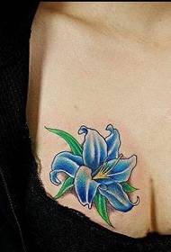 φρέσκα λουλούδια λουλουδιών σέξι τατουάζ στο στήθος