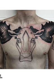 胸部的牛紋身圖案