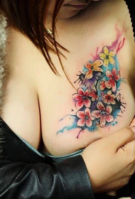 sieviešu krūtīs skaists ziedu tetovējuma raksts