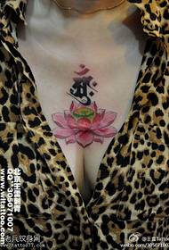 midabkeedu wuxuu ku sawiran yahay qaabka loo yaqaan 'lotus tattoo tattoo'