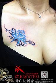 mellkasi virág tetoválás
