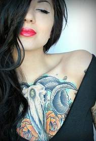 Modello di tatuaggio da testa di pecora con teschio sul petto da donna