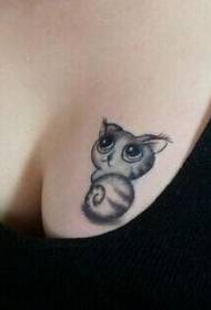 seksi djevojka prsa mala slatka mačka tetovaža