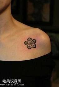 patrón de tatuaxe de flor sexy no peito