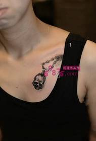Imagen de tatuaje de collar de clavícula personal
