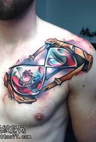 гърдите, рисувани върху гърдите модел татуировка на часовници