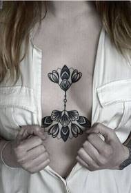 아름다움 섹시한 유혹 가슴 센터 연꽃 토템 문신 사진