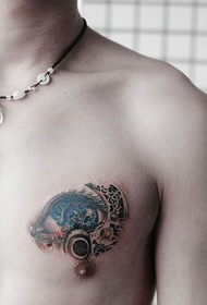samec európskeho a amerického štýlu tvorivého tetovania hrudníka