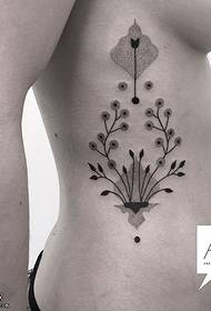 feines Tattoo Tattoo Muster unter der Brust