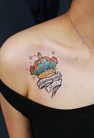 sexy froulike boarst prachtige kleur kroanljocht tatoeage foto