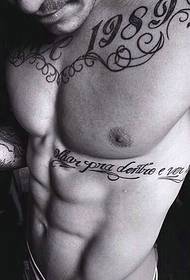 Muskularny mężczyzna ze spersonalizowanym angielskim tatuażem na piersi