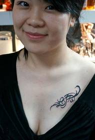 tatuazh i linjës krijuese të personalitetit të gjoksit të bukurisë