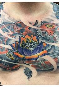 due disegni di tatuaggi koi sul petto