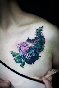 tatuagem de diamante bonito no peito feminino