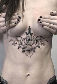 pola tato bunga klasik di bawah dada