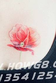Motivo tatuaggio papavero sul petto