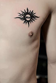 tatuagem de totem de sol no peito masculino