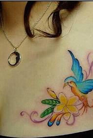 belleza sexy pecho pájaro flor tatuaje
