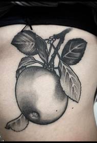 црни сиви узорак тетоваже јабуке испод груди