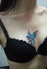 dievča na hrudi sexy motýľ elf tetovanie