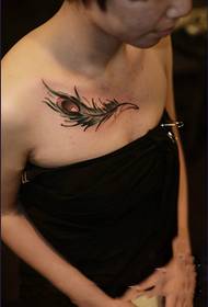 fată claviculă păun pene moda tatuaj moda