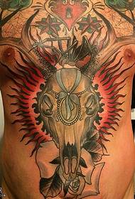 Motif de tatouage de cerf sur la poitrine