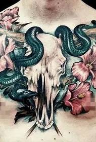 splendido tatuaggio sul petto di un fiore maschile