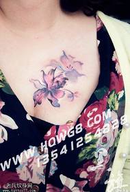 vesiväri kukka tatuointi kuvio rinnassa