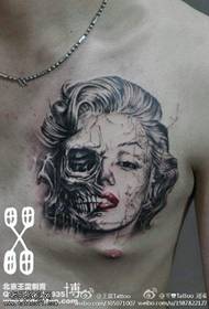 arrogante Modello di tatuaggi di bellezza sexy